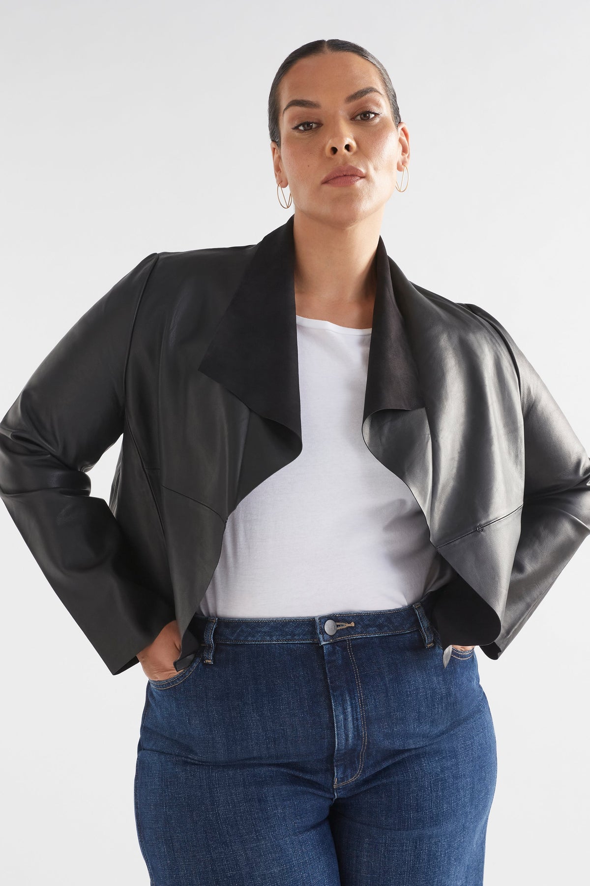 Fine Leather Lightweight Jacket Model Lauren Curve Front | BLACK